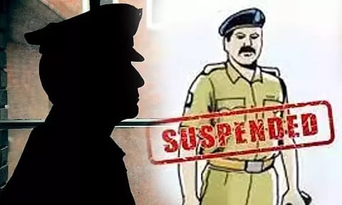 போலீஸ் நிலையத்தில் சூதாடிய 5 போலீசார் பணியிடை நீக்கம்