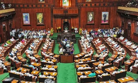 கர்நாடகா சட்டசபையில் பாஜக எம்.எல்.ஏக்கள் கடும் அமளி: மசோதாவின் நகல்கள் கிழிப்பு