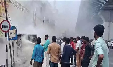 கோவை: திடீரென தீப்பிடித்த மின்சார பெட்டியால் பரபரப்பு - போக்குவரத்து பாதிப்பு