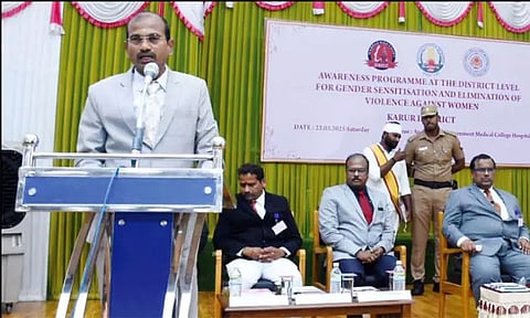 பெண் பிள்ளைகளை, ஆண் பிள்ளைகளுக்கு சமமாக பார்க்க வேண்டும்: சென்னை ஐகோர்ட்டு நீதிபதி