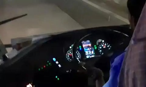 மராட்டியம்: மொபைல் போனில் கிரிக்கெட் பார்த்தபடி வண்டி ஓட்டிய அரசு பஸ் ஓட்டுநர் பணிநீக்கம்