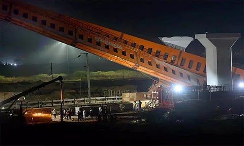 அகமதாபாத்தில் இரும்பு பாலம் சரிந்து விபத்து...சென்னை உள்பட 40-க்கும் மேற்பட்ட ரெயில் சேவை பாதிப்பு