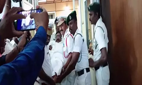 புதுச்சேரி சட்டப்பேரவையில் இருந்து குண்டுக்கட்டாக தூக்கி வெளியேற்றப்பட்ட எதிர்க்கட்சி தலைவர்