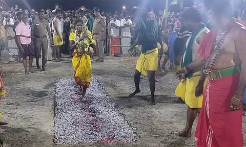 திருத்துறைப்பூண்டி: ஆகாச மாரியம்மன் ஆலயத்தில் தீமிதி திருவிழா