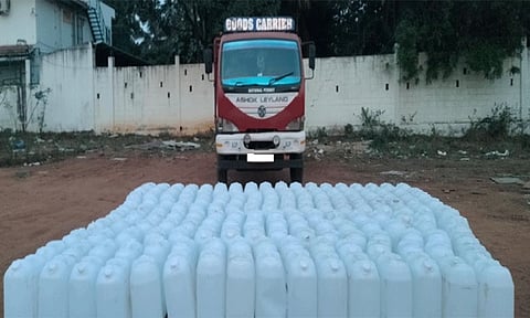 ஓசூர் அருகே 7,525 லிட்டர் எரிசாராயம் பறிமுதல்: லாரி ஓட்டுநர்கள் கைது