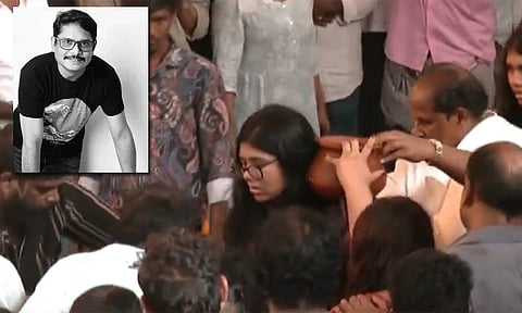 விடைபெற்றார் மனோஜ்: தந்தைக்கு இறுதிச்சடங்கு செய்த மகள்கள்