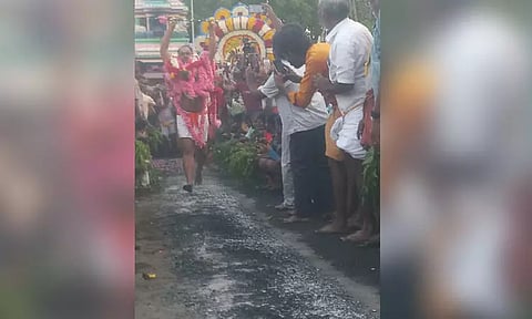 ஆண்கள் மட்டுமே தீ மிதித்து நேர்த்திக்கடன் செலுத்திய குண்டம் திருவிழா