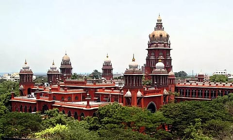 தமிழகம் முழுவதும் கொடிக்கம்பங்களை ஏப்ரல் 21-க்குள் அகற்ற வேண்டும் - ஐகோர்ட்டு உத்தரவு