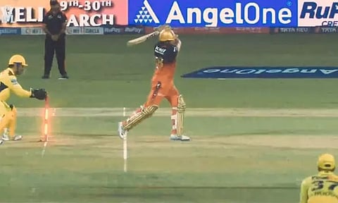 மின்னல் வேக ஸ்டம்பிங்கால் மிரள வைத்த எம்.எஸ். தோனி.. வீடியோ வைரல்