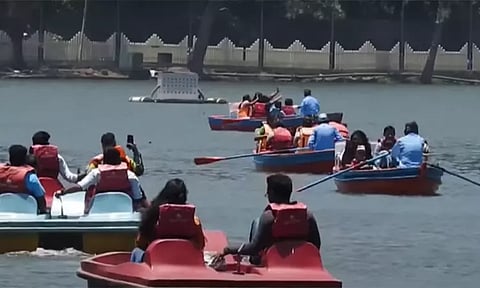 வார விடுமுறையையொட்டி கொடைக்கானலில் குவிந்த சுற்றுலா பயணிகள்