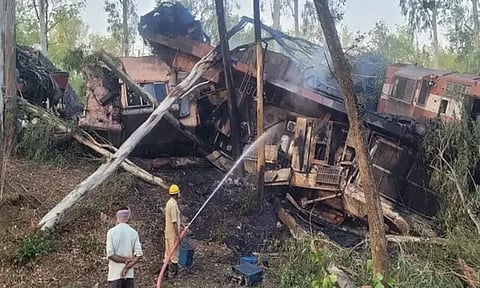 ஜார்கண்டில் சரக்கு ரெயில்கள் மோதல்; 3 பேர் பலி