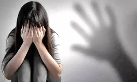 7-ம் வகுப்பு மாணவிகளிடம் பாலியல் சீண்டல்: தலைமை ஆசிரியர் மீது போக்சோ வழக்கு