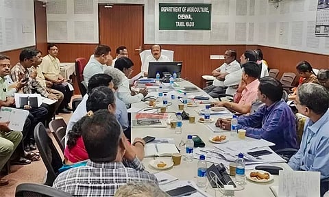 வேளாண் திட்டப் பணிகள் குறித்து அமைச்சர் எம்.ஆர்.கே.பன்னீர்செல்வம் தலைமையில் ஆய்வுக் கூட்டம்