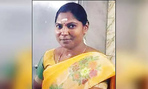 கோவில் ஊழியரிடம் ரூ.1 லட்சம் லஞ்சம் வாங்கிய பெண் அதிகாரி பணியிடை நீக்கம்