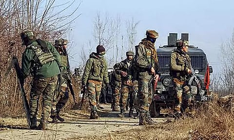 காஷ்மீர்: பாதுகாப்புப்படையினர் நடத்திய தேடுதல் வேட்டையில் ஆயுதங்கள் பறிமுதல்