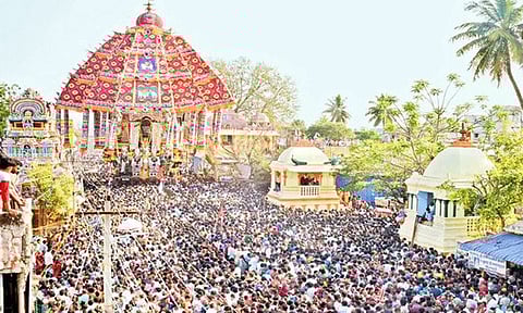 பக்தர்கள் வெள்ளத்தில் அசைந்து வரும் திருவாரூர் ஆழித்தேர்