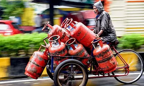 வீட்டு உபயோக சமையல் எரிவாயு சிலிண்டர் விலை ரூ.50 உயர்வு - மத்திய அரசு அறிவிப்பு