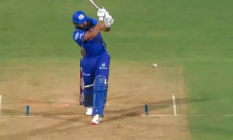 ஐ.பி.எல். 2025: தொடர்ந்து சொதப்பும் ரோகித்.. 17 ரன்களில் அவுட்