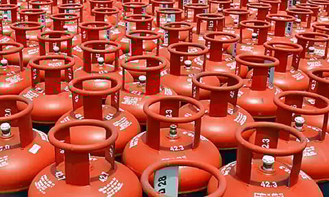 சமையல் கியாஸ் சிலிண்டர் விலை உயர்வு அமலுக்கு வந்தது