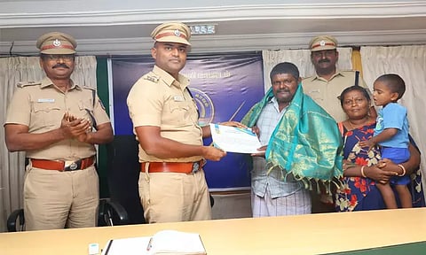 சாலையில் கிடந்த தாலி சங்கிலியை காவல் நிலையத்தில் ஒப்படைத்த வாலிபர்: நெல்லை எஸ்.பி. பாராட்டு