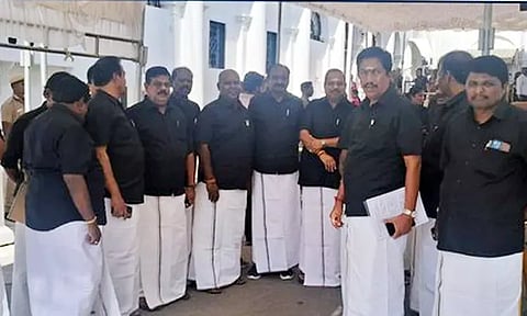 2-வது நாளாக கருப்பு சட்டை அணிந்து சட்டசபைக்கு வந்த அதிமுகவினர்