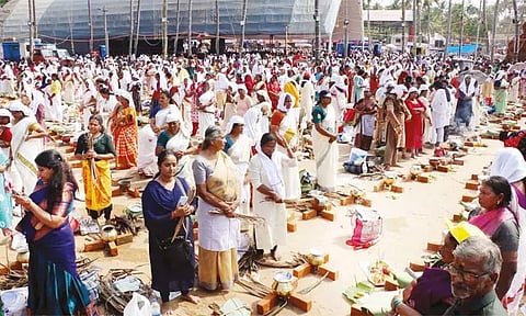 திருவனந்தபுரம் கரிக்ககம் சாமுண்டி தேவி கோவிலில் பொங்கல் வழிபாடு