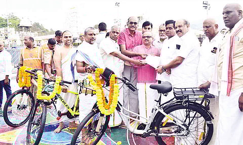 திருப்பதி ஏழுமலையான் கோவிலுக்கு 100 சைக்கிள்கள் காணிக்கை