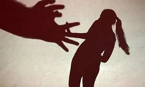 அதிர்ச்சி சம்பவம்: மதுபானம் ஊற்றி கொடுத்து சிறுமி கூட்டு பலாத்காரம்