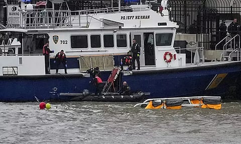 பயணிகள் ஹெலிகாப்டர் நதியில் மூழ்கி விபத்து: மூன்று குழந்தைகள் உட்பட 6 பேர் பலி