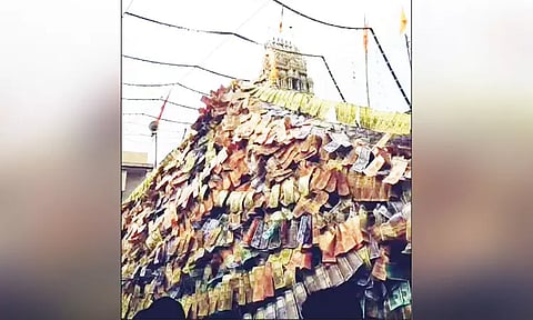 பல்லக்கில் வந்த சாமிகளுக்கு ரூபாய் நோட்டுகளால் மாலை அணிவித்த பக்தர்கள்