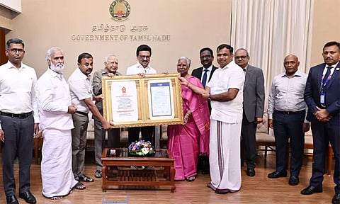 கோவில்களின் 1,074 கிலோ தங்க கட்டிகள் வங்கியில் முதலீடு: பத்திரங்களை வழங்கினார் முதல்-அமைச்சர் மு.க.ஸ்டாலின்