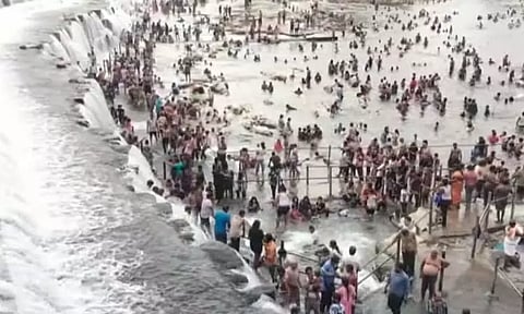 ஈரோடு: வார விடுமுறையையொட்டி கொடிவேரி அணையில் குவிந்த சுற்றுலா பயணிகள்