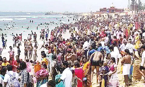 திருச்செந்தூர் கோவிலில் 6 மணி நேரம் காத்திருந்து பக்தர்கள் சாமி தரிசனம்