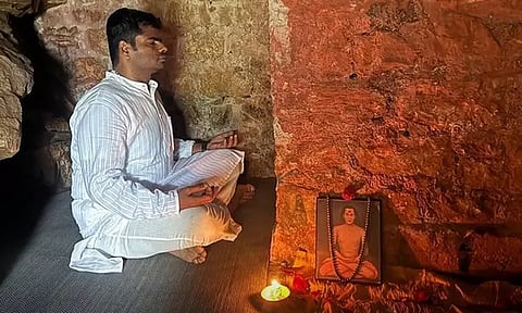 ஸ்ரீ மகாவதார் பாபாஜியின் குகையில் அண்ணாமலை தியானம்