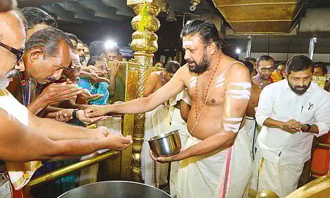 சபரிமலை அய்யப்பன் கோவிலில் கனி காணும் நிகழ்ச்சி