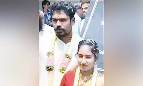 அம்பேத்கர் ஜெயந்தி விழா மேடையில் காதல் ஜோடி கலப்பு திருமணம்