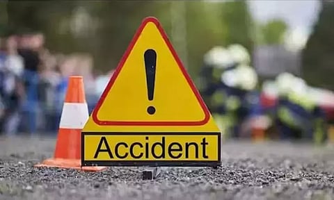 பாகிஸ்தானில் பஸ்-லாரி மோதி விபத்து - 10 பேர் உயிரிழப்பு