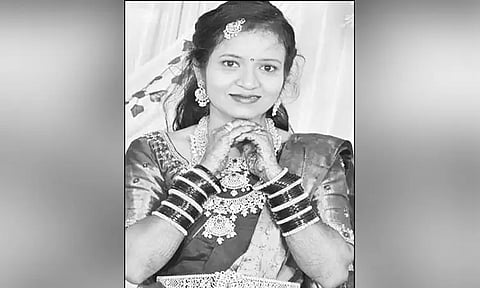 கருப்பாக இருக்கிறாய் என கணவர் குடும்பத்தினர் கேலி.... இளம்பெண் எடுத்த விபரீத முடிவு