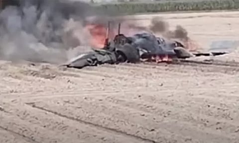 பாகிஸ்தானில் போர் விமானம் விழுந்து நொறுங்கி தீப்பிடித்தது