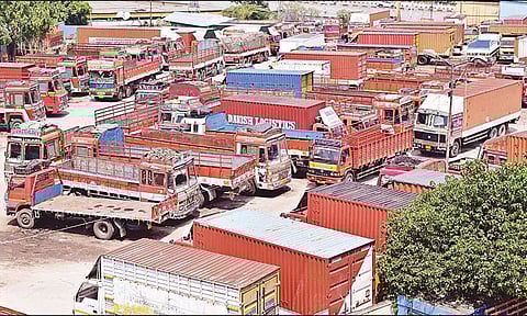 கர்நாடகாவில் லாரி டிரைவர்கள் 3-வது நாளாக வேலை நிறுத்தம்