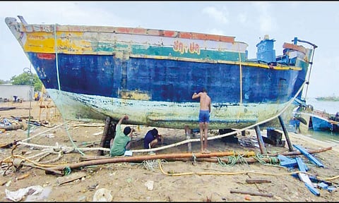 கப்பல் மோதியதால் நாட்டுப்படகின் முன் பகுதியில் பலகை உடைந்து சேதமடைந்து உள்ளதை படத்தில் காணலாம்.