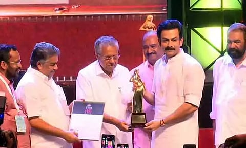சிறந்த நடிகருக்கான விருதை வென்ற பிருத்விராஜ்