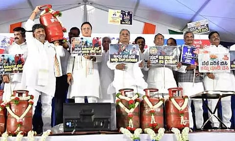 கியாஸ் விலை உயர்வு; சிலிண்டரை தூக்கி போராட்டத்தில் ஈடுபட்ட கர்நாடக துணை முதல்-மந்திரி