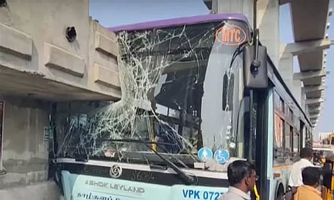 மெட்ரோ பாலத்தின் தூண் மீது அரசு பேருந்து மோதி விபத்து: 10-க்கும் மேற்பட்ட பயணிகள் காயம்