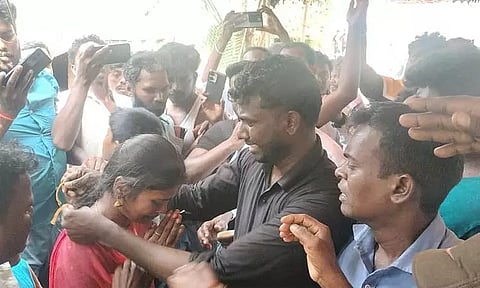 இறந்த தந்தையின் உடலுக்கு முன்பு காதலியை திருமணம் செய்து கொண்ட வாலிபர்