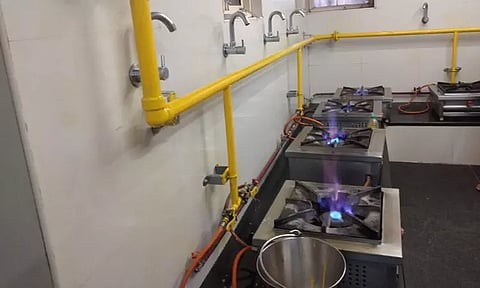 வீடுகளுக்கு குழாய் மூலம் இயற்கை எரிவாயு - மத்திய அரசு அனுமதி