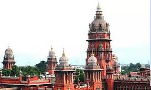 இறுதிச் சடங்கில் கைதிகள் பங்கேற்க சிறைத்துறை அதிகாரிகளுக்கு அதிகாரம் - சென்னை ஐகோர்ட்டு உத்தரவு