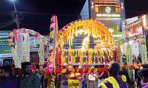 புஷ்ப பல்லக்கில் வீதி உலா வந்து காட்சி அளித்த உடுமலை மாரியம்மன்