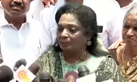 கவர்னர் 'போஸ்ட்மேன்' என்றால் ராஜ்பவன் படிகளை ஏன் மிதித்தீர்கள் - தமிழிசை கேள்வி