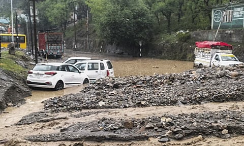 ஜம்மு-காஷ்மீரில் கனமழையால் நிலச்சரிவு - போக்குவரத்து பாதிப்பு